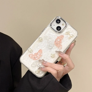 Coque iPhone 16 Pro Max rose avec papillons, perles et décorations florales élégantes