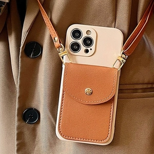 Détail de la coque iPhone caramel avec bandoulière et porte-carte à bouton-pression