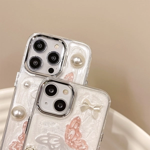 Détail de coques iPhone blanc nacré avec papillons roses 3D et décorations de perles