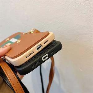 Gros plan des découpes précises de l'iPhone en cuir avec bandoulière réglable