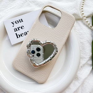 Custodia per telefono in pelle beige con specchio a cuore argento e supporto in bambù