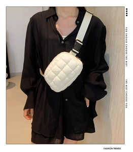 Détail du sac bandoulière matelassé avec sangle réglable et boucle en plastique