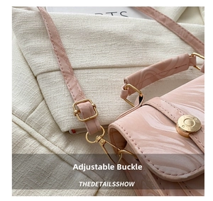 Détail du sac rose à motif marbré avec boucle réglable et finitions dorées brillantes