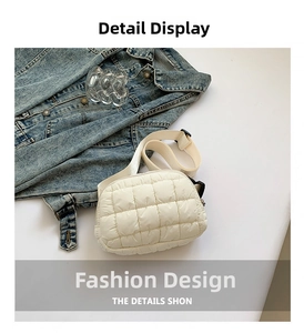 Détail du tissu en nylon matelassé blanc et de la large bandoulière du grand sac besace