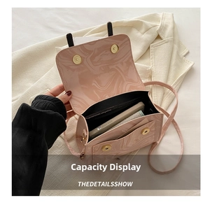 Sac à bandoulière rose motif marbre avec boucle magnétique et rangement pour portable