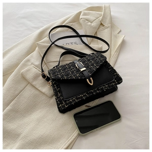 Détail du sac bandoulière en tweed avec boucle dorée sur fond de blazer beige