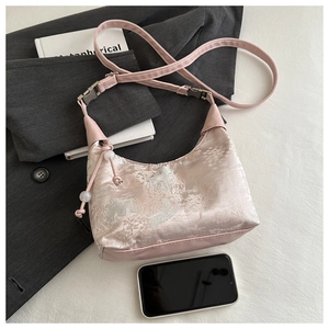 Detail aus rosa Jacquard-Stoff und silbernem Metallverschluss an der chinesischen Tasche