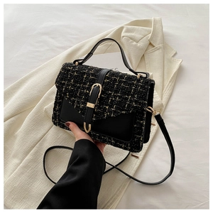 Détails du sac bandoulière en tweed et cuir avec boucle dorée et rabat enveloppe