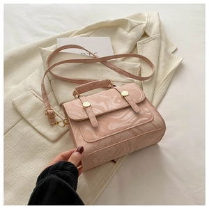 Gros plan détaillé du sac à main à motif marbre avec des boucles en métal doré