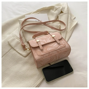 Vue détaillée du sac à main rose marbré avec boucles dorées et bandoulière réglable