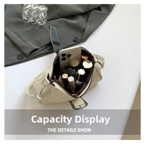 Vista dall'alto della borsa trapuntata beige in pelle PU con spazio per telefono e trucco