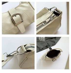 Dettaglio della borsa a tracolla bianco crema con texture patchwork e fibbie argento