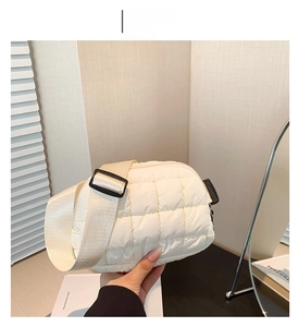 Gros plan sur le sac bandoulière blanc matelassé avec sangle en nylon réglable