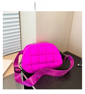 Détail du sac bandoulière matelassé rose rouge avec large sangle et boucle noire