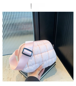 Détail du sac banane matelassé rose avec une large bandoulière réglable pratique