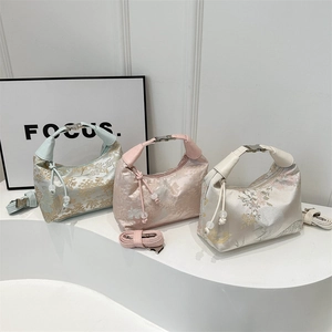 Drei Vintage China-Stil Jacquard-Handtaschen mit Blumenmuster und Perlenanhängern