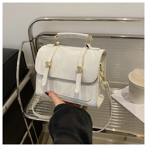 Gros plan du sac à main argenté style ballet avec texture marbre et boucle dorée