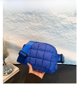 Détail du sac bandoulière bleu matelassé avec texture douce et sangle réglable