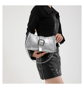 Dettaglio borsa baguette argento metallizzato con texture screpolata e fibbia