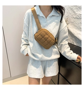 Sac banane matelassé marron avec bandoulière réglable porté par un mannequin en style décontracté