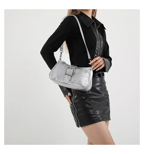 Borsa a spalla argento con texture trapuntata e fibbia metallica indossata da modella