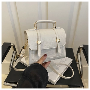 Détails d'un sac à main blanc chaud style ballet avec cuir plissé et garnitures dorées