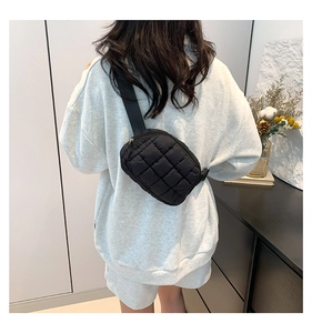 Vue détaillée du porté dos pour ce sac banane noir matelassé avec sangle réglable pratique