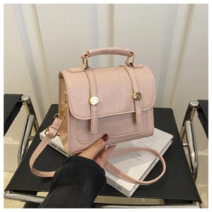 Détail du sac à main rose en cuir PU plissé avec bouton doré et rabat enveloppe
