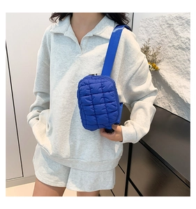 Détail du sac de poitrine en nylon matelassé bleu royal avec texture en damier rembourré