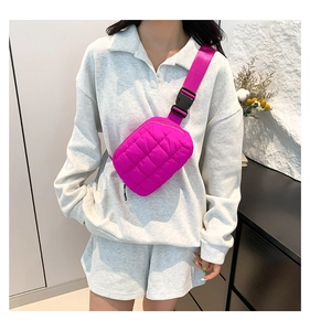 Détail du sac banane matelassé rose vif avec large sangle en nylon et boucle noire