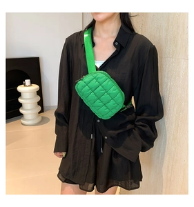 Détail d'un sac bandoulière matelassé vert fluo avec bandoulière réglable sur modèle