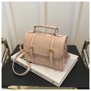 Détail du sac à main motif marbre rose avec finition brillante et boucles dorées