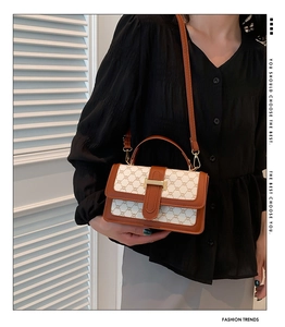 Détail du sac vintage avec motif monogramme triomphe et bordure en cuir marron