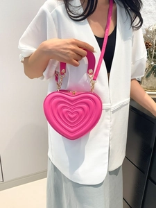 Herzförmige Umhängetasche in Fuchsia mit konzentrischer Prägung und goldener Kette