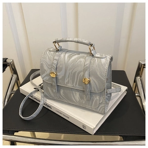 Détail du sac en cuir PU argenté à texture marbrée et boucles métalliques dorées