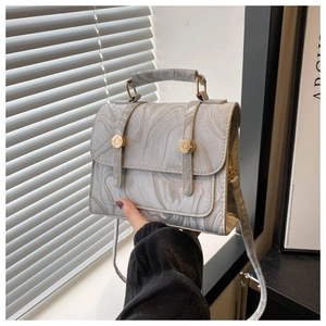 Détail du sac à main en cuir PU à motif marbre avec poignée en métal doré