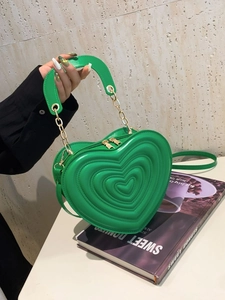 Grüne herzförmige gesteppte Umhängetasche mit Goldkette und Tragegriff für Damen
