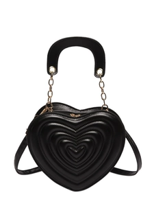 Minimalistische schwarze herzförmige Umhängetasche mit Steppmuster und Goldkette