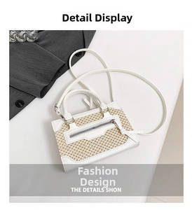 Détail du sac bandoulière en paille tressée avec bordure en cuir blanc et zip argenté