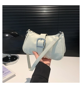 Dettaglio borsa beige con fibbia argentata e trama in pelle a grana contrastata