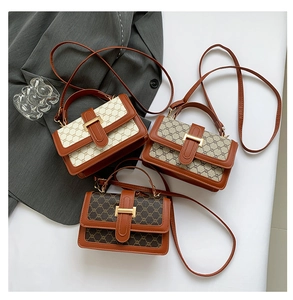 Vue détaillée de trois sacs bandoulière vintage aux imprimés classiques et boucles dorées