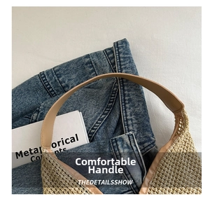 Gros plan d'un sac cabas en paille avec anse en cuir marron sur tissu denim