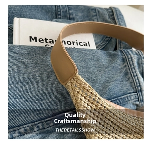 Détail d'un sac bandoulière en paille tressée avec bandoulière en cuir marron et coutures
