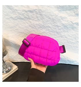 Vue détaillée du sac banane matelassé magenta avec sangle réglable et boucles noires