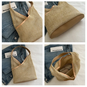 Détails d'un sac seau en paille beige avec bordure en cuir marron et doublure