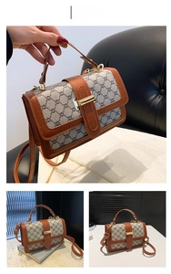 Détail du sac vintage kaki avec motifs texturés et boucle en métal doré