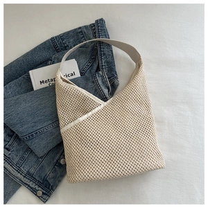 Détails du sac seau tissé à la main crème avec maille au crochet et large bandoulière