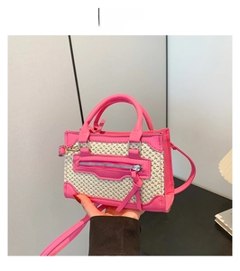 Détail du sac à main en cuir PU rose et texture tissée avec franges et fermeture éclair