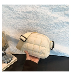 Détail du sac bandoulière matelassé blanc cassé avec surpiqûres à carreaux et sangle