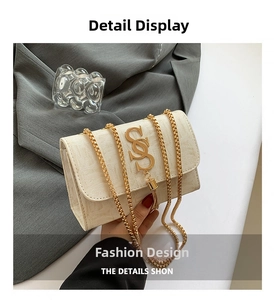Détail du sac crème à chaîne avec boucle dorée SS, pendentif gland et texture de cuir